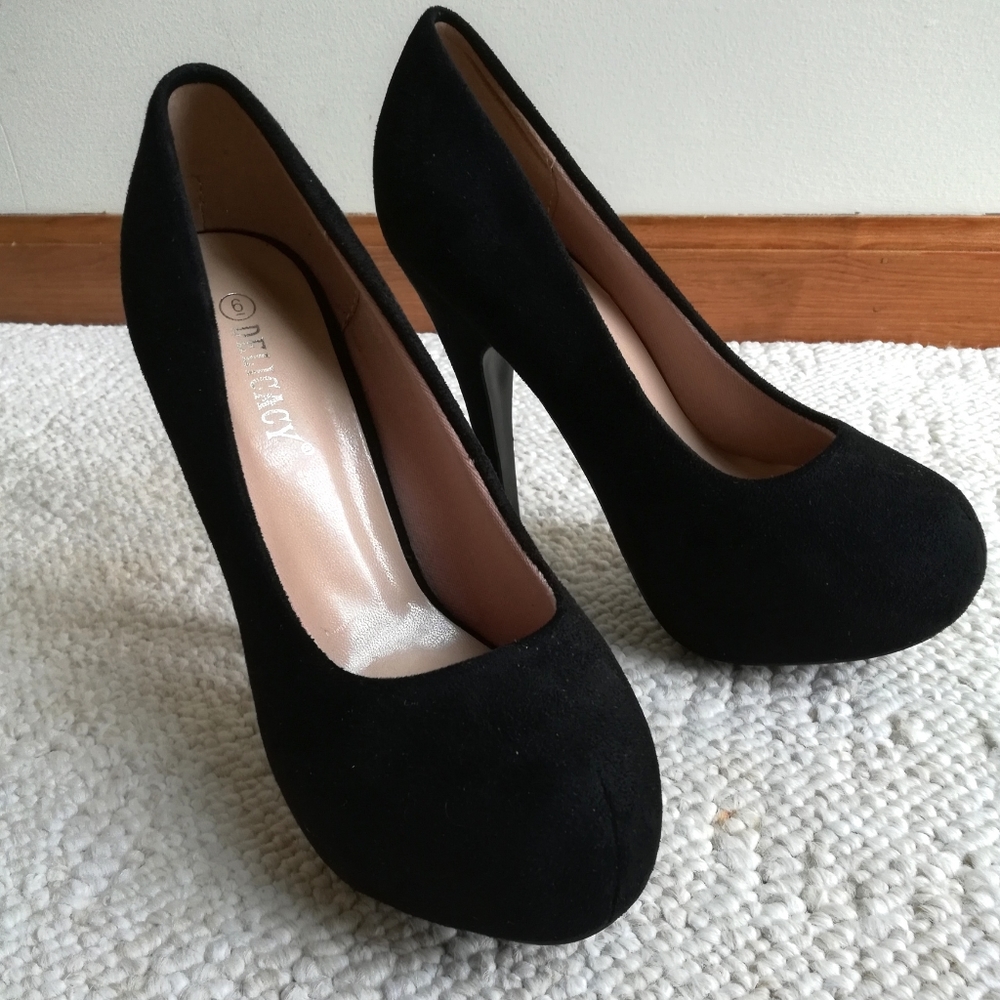 NEW Never Been Worn Black Suede Pumps